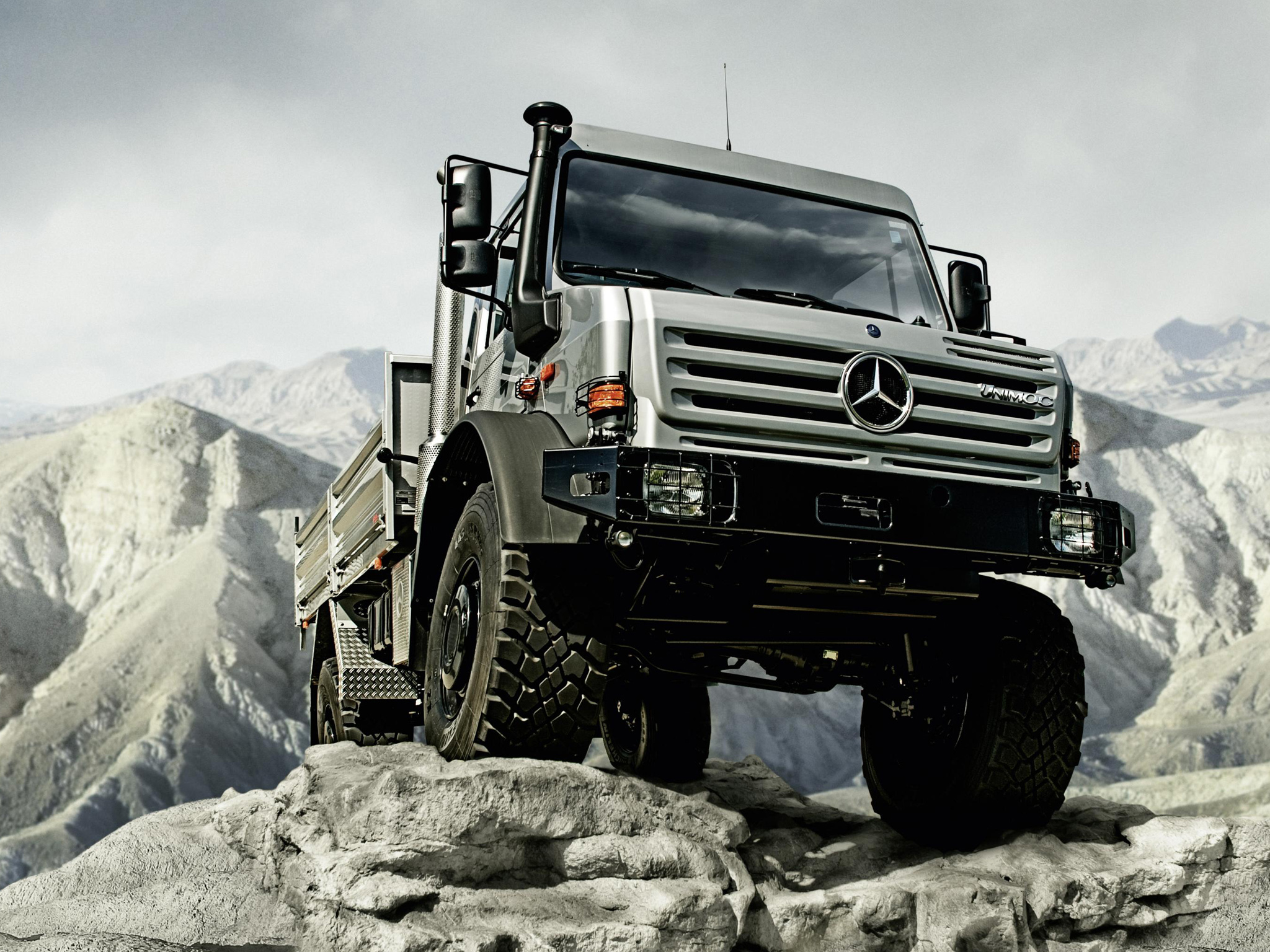 Filing tuning di alta qualità Mercedes-Benz Unimog U5000 4.81L R4 218hp